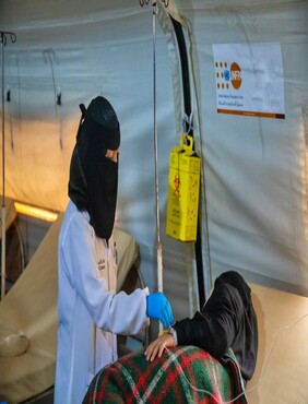 A nurse attends to a pregnant woman at a UNFPA-supported health facility in Taizz, Yemen © UNFPA Yemen
