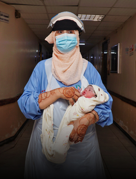قابلة تحمل مولودها الجديد في مرفق صحي يدعمه صندوق الأمم المتحدة للسكان في عدن ، اليمن. © صندوق الأمم المتحدة للسكان اليمن