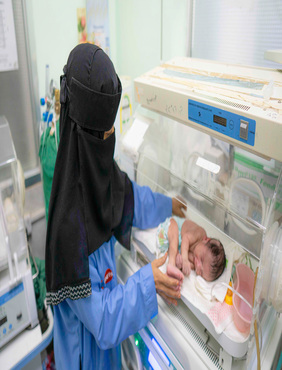 A nurse attends to a premature baby at UNFPA-support Al Shaab Hospital, Aden, Yemen © UNFPA Yemen