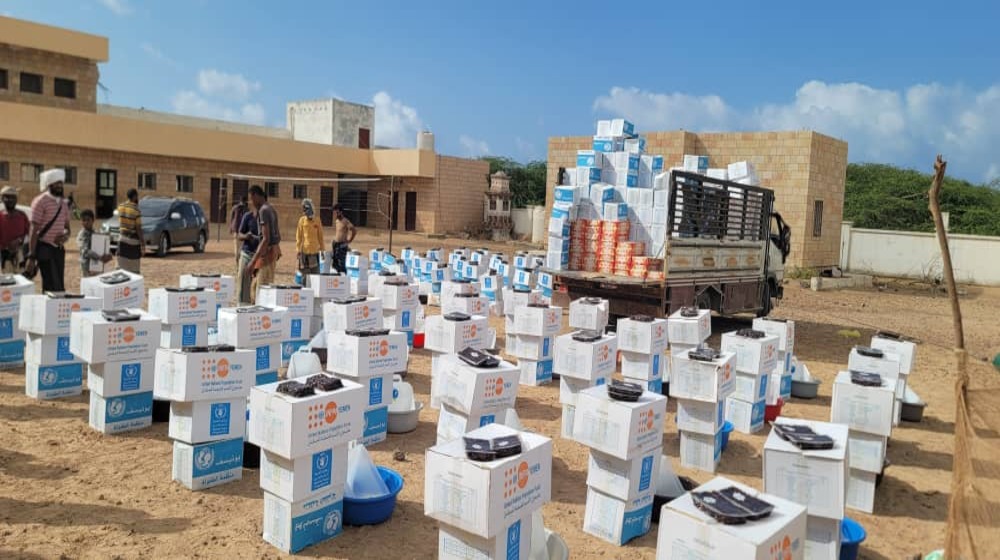 Distribution of rapid response kits to flood-affected families through the UNFPA-led Rapid Response Mechanism in Sa’ada, Yemen ©