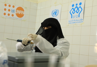 قابلة في مرفق صحي مدعوم من صندوق الاستجابة الطارئة، محافظة تعز، اليمن،