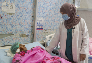 A midwife attends to a pregnant woman at UNFPA-supported Al Thawra Hospital in Hodeidah. © UNFPA Yemen