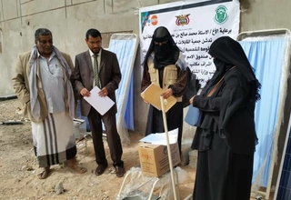 A midwife upon receiving solar panels for her home clinic © UNFPA Yemen
