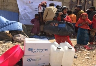 A displaced girl collects emergency relief items through the EU-supported Rapid Response Mechanism ©YARD/UNFPA Yemen
