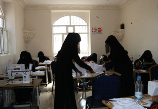 نساء يصنعن كمامات في مساحة آمنة في اليمن. © صندوق الأمم المتحدة للسكان اليمن