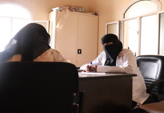 تتلقى خلود الدعم النفسي في المركز التخصصي للصحة النفسية الذي يدعمه صندوق الأمم المتحدة للسكان في إب، اليمن. © صندوق الأمم المتحد