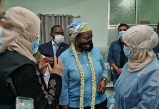 Midwife Shrook Khalid Saeed tells UNFPA Executive Director Dr. Natalia Kanem about a harrowing delivery. © UNFPA Yemen
