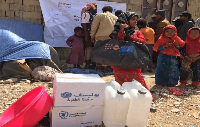 A displaced girl collects emergency relief items through the EU-supported Rapid Response Mechanism ©YARD/UNFPA Yemen
