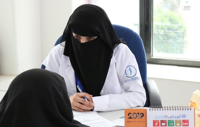 A woman receives counselling at a UNFPA-supported specialized mental health centre in Yemen. © UNFPA Yemen