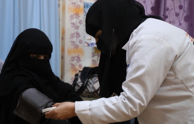 Midwife Rahma attends to Halima, who is due to give birth during Ramadan, at her home that has been outfitted as a maternity clinic. © UNFPA Yemen