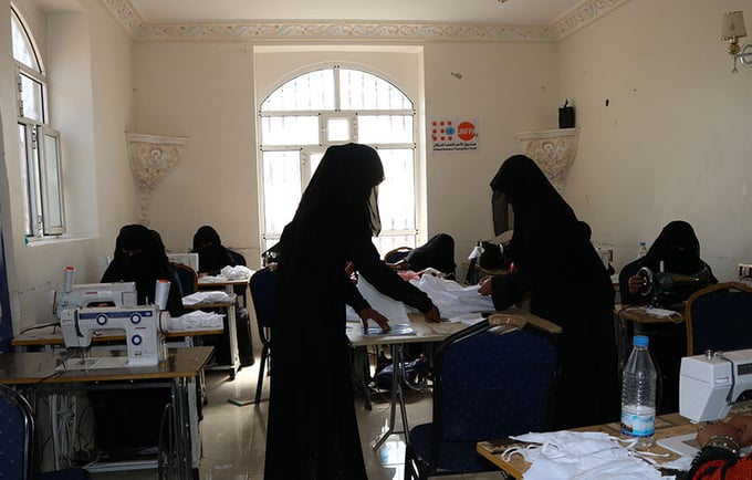 Women make face masks in a safe space in Yemen. © UNFPA Yemen