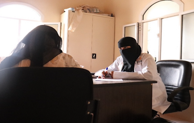 تتلقى خلود الدعم النفسي في المركز التخصصي للصحة النفسية الذي يدعمه صندوق الأمم المتحدة للسكان في إب، اليمن. © صندوق الأمم المتحد