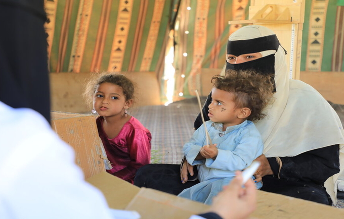 أم نازحة مع أطفالها اثناء زيارتها عيادة متنقلة يدعمها صندوق الأمم المتحدة للسكان في مأرب ، اليمن. © صندوق الأمم المتحدة للسكان ا