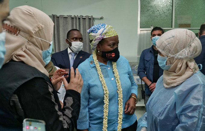 Midwife Shrook Khalid Saeed tells UNFPA Executive Director Dr. Natalia Kanem about a harrowing delivery. © UNFPA Yemen