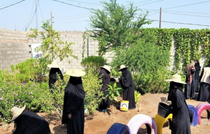 هيام ونساء أخريات يتعلمن الزراعة المستدامة ضمن برنامج تدريب سُبل العيش . ©UNFPA Yemen/YW