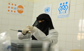 قابلة في مرفق صحي مدعوم من صندوق الاستجابة الطارئة، محافظة تعز، اليمن،