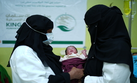 A midwife hands over a newborn to the mother at a KSrelief-supported health facility in south Yemen ©UNFPA Yemen