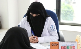 تتلقى خلود الدعم النفسي في المركز التخصصي للصحة النفسية الذي يدعمه صندوق الأمم المتحدة للسكان في إب، اليمن