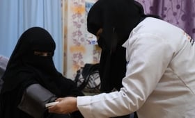 Midwife Rahma attends to Halima, who is due to give birth during Ramadan, at her home that has been outfitted as a maternity clinic. © UNFPA Yemen