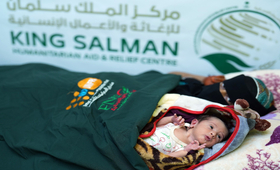 امرأة بعد الولادة مع طفلها في مرفق صحي مدعوم من مركز الملك سلمان للإغاثة في محافظة أبين، اليمن. الصورة خاصة بصندوق الأمم المتحدة