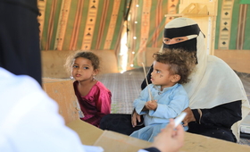 أم نازحة مع أطفالها اثناء زيارتها عيادة متنقلة يدعمها صندوق الأمم المتحدة للسكان في مأرب ، اليمن. © صندوق الأمم المتحدة للسكان ا