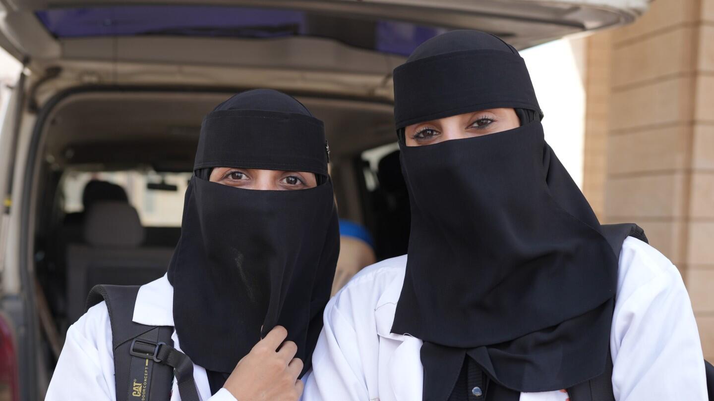 Dr. Iman and her colleague during an awareness raising visit to a university in Aden, Yemen ©UNFPA Yemen 