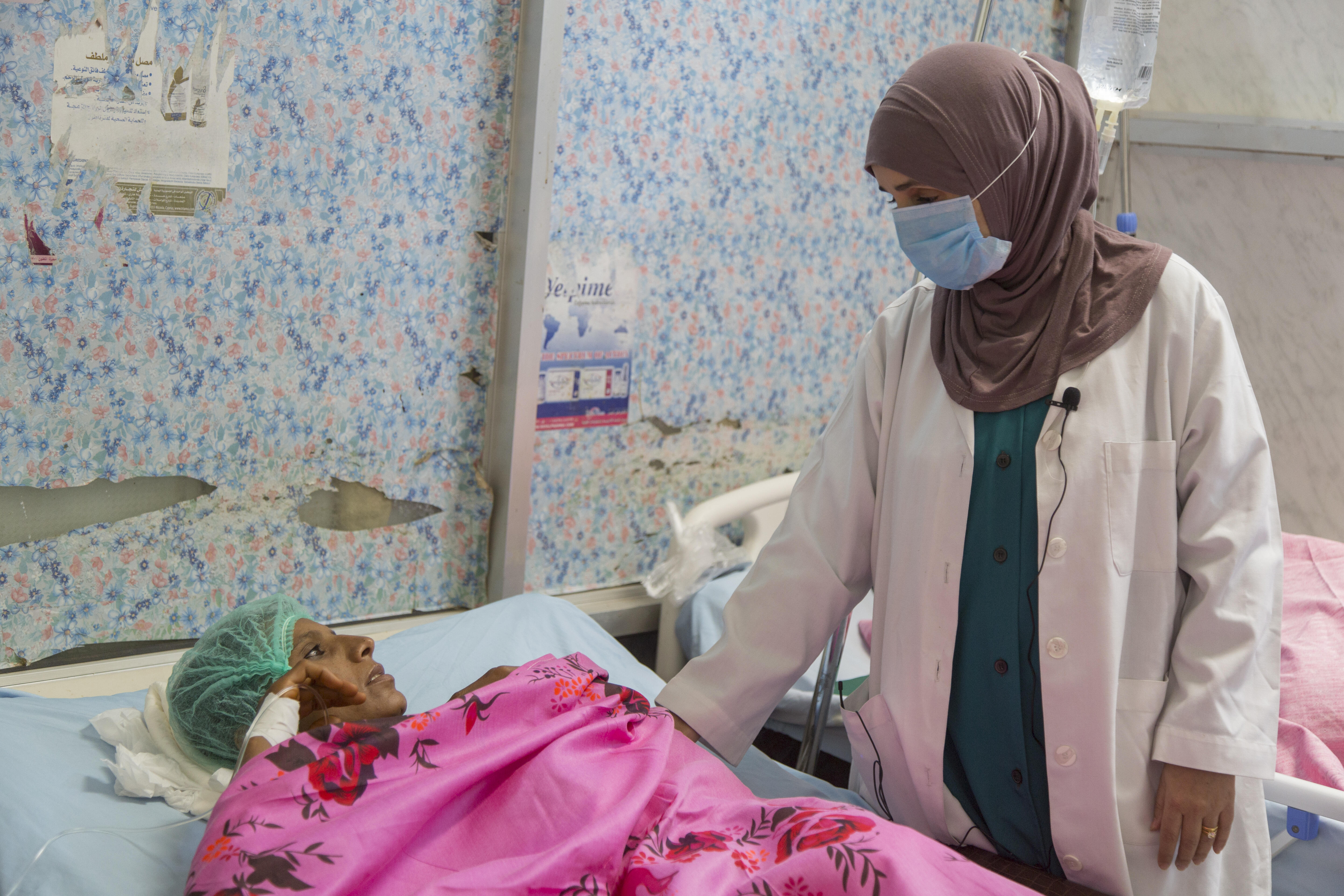 A midwife attends to a pregnant woman at UNFPA-supported Al Thawra Hospital in Hodeidah. © UNFPA Yemen