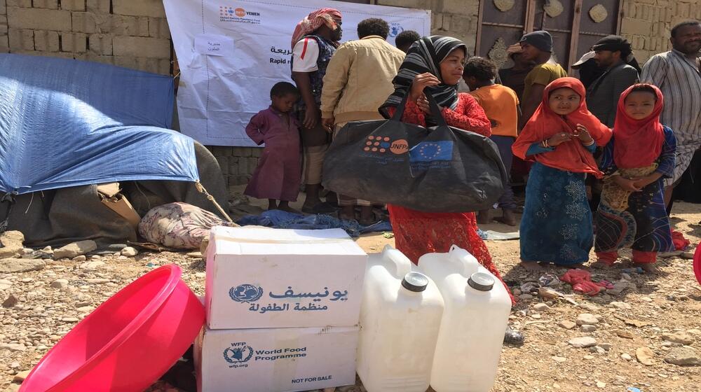 A displaced girl collects emergency relief items through the EU-supported Rapid Response Mechanism ©YARD/UNFPA Yemen