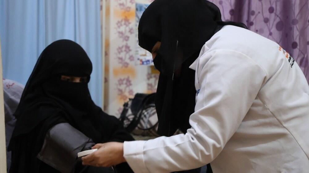 Midwife Rahma attends to Halima, who is due to give birth during Ramadan, at her home that has been outfitted as a maternity clinic. © UNFPA Yemen