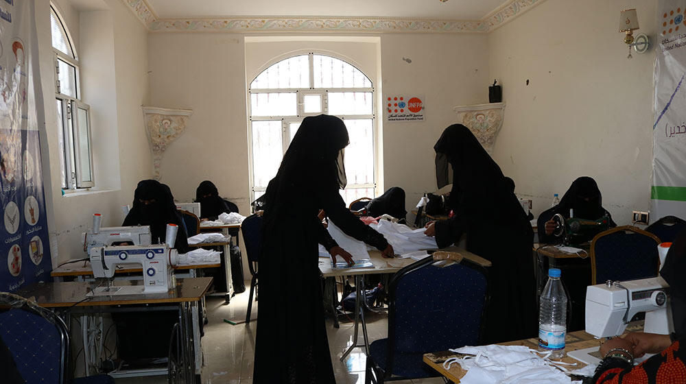 نساء يصنعن كمامات في مساحة آمنة في اليمن. © صندوق الأمم المتحدة للسكان اليمن