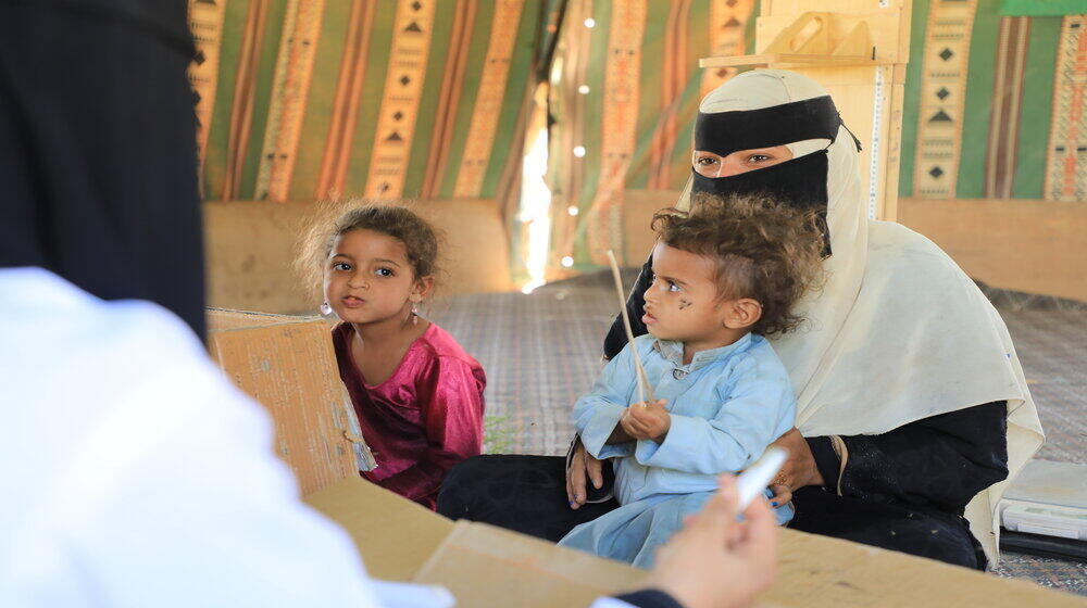 A displaced mother with her children attend a UNFPA-supported mobile clinic in Marib, Yemen © UNFPA Yemen 